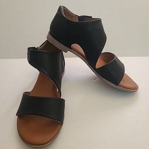 Mustang Women's Sandals Size 7 Closed Heel Black Flats with Buckle Closure
